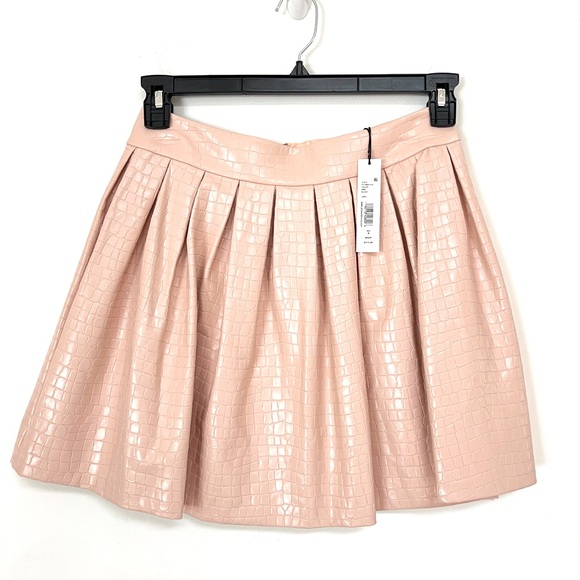 ALICE + OLIVIA Fizer Faux Leather Pleated Skirt in Blush - Picture 6 of 9